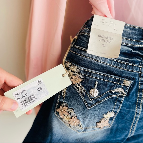 Miss Me RARE Floral Pocket
Styling Embroidery Gemstone Mid-Rise Short sz 28 NWT - Picture 5 of 12